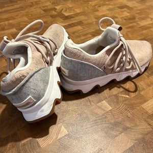 Sorrel sneakers. Dusty pink and light grey.